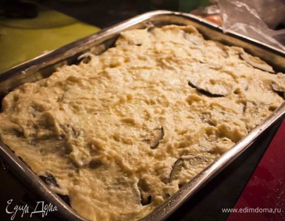 поверх баклажанов - соус Бешамель