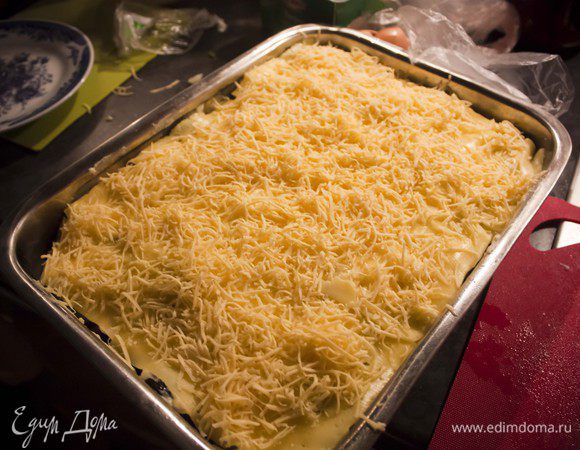 сверху обильно посыпьте тертым сыром