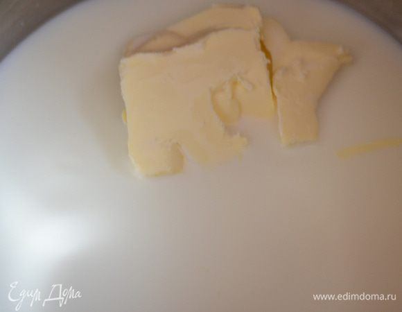 Молоко,сливочное масло поставить на огонь,довести до кипения,можно по желанию добавить щепотку соли.