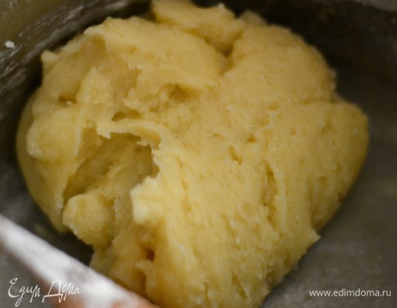 Добавить просеянную муку и мешать,пока мука не начнет отлипать от стенок кастрюли,снять с огня. Удобнее это делать деревянной ложкой.