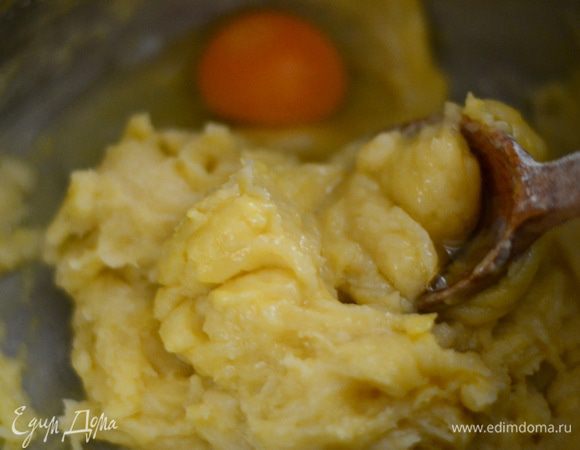 Добавить яйца по одному и интенсивно мешать круговым движениям до однородности. У меня ушло 2,5 яйца. Не могу дописать их в рецепт!! В рецепте  2-2,5 яйца!