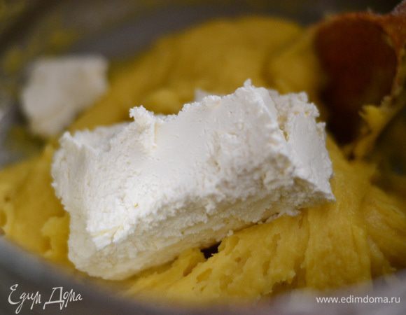 Добавить творог и снова хорошо деревянной ложкой перемешать.