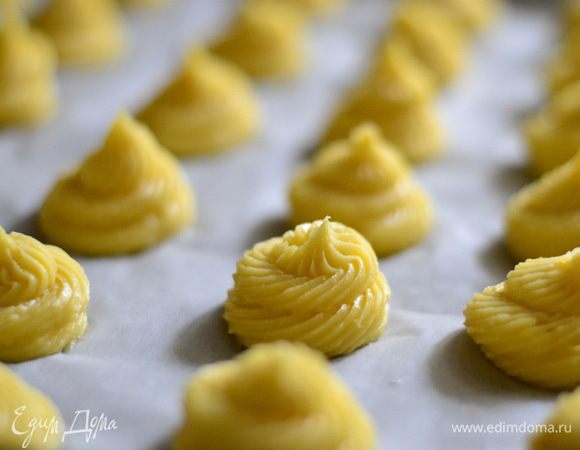 Выложить его в кондитерский мешок и выдавить небольшие шарики.