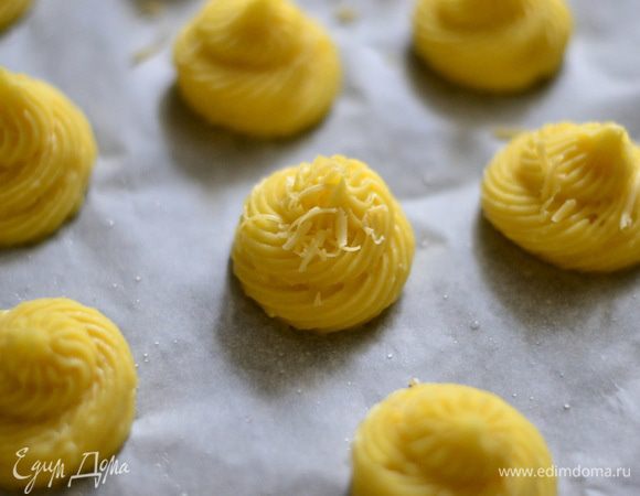  Можно слегка присыпать еще тертым сыром и взбрызнуть пару раз прохладной водой.....Включить духовку на температуру 190 градусов,выпекать около 20 минут,затем снизить на градусов 170, выпекать 10 минут в конвекции гриль и еще минут 10 в режиме верхний и нижний жар до золотисто-коричневого цвета.