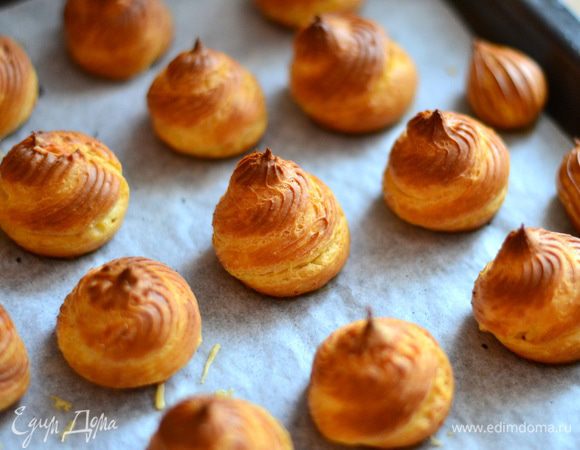 Готовые профитроли отсудить и отрезать шапочки.