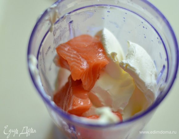 Лосось со сливочным сыром взбить в крем,добавив немножко сахара и черного перца.