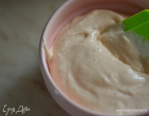 Количество крема в ингредиентах приблизительно на чуть больше 15 профитролей. И если хотите,чтобы крем хорошо держал свою форму,оправьте его на 1 час в холодильник.