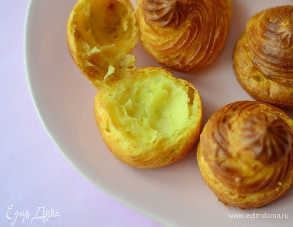 Кстати внутри профитроли нежнейшие ,а сами очень вкусные благодаря творожку!