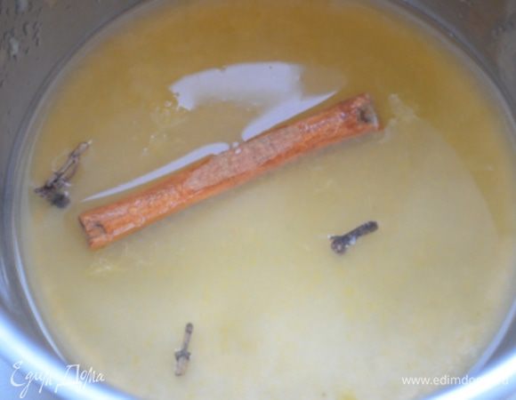 В сотейник выдавить сок мандаринов, добавить туда их же цедру, гвоздику, палочку корицы и сахар. 2. Варить на среднем огне 5 минут.