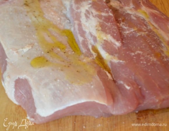 Натереть солью, 1 ч л тимьяна и перцем и оливковым маслом как следует с обеих сторон.