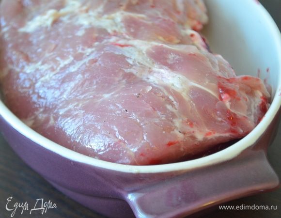 Сложить обратно мясо так, чтобы клюква была внутри и положить в форму для запекания. Отправить в духовку на 50 минут при 190 гр, при этом мясо надо накрыть фольгой.