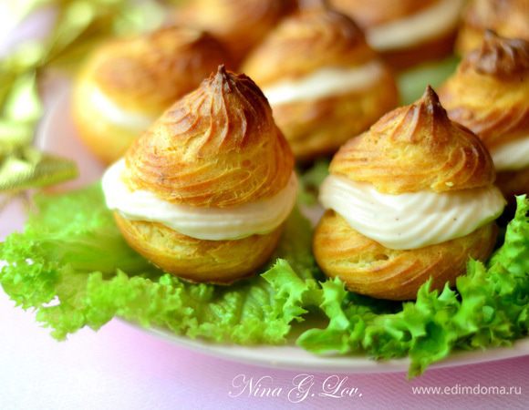 Наполнить каждый профитроль кремом и можно подавать эту прекрасную закуску к столу!Чем не хуже бутербродов с красной икрой!))