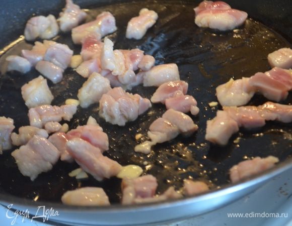 Разогреть масло, обжарить нарезанный на кубики бекон до золотистого цвета. Посыпать при этом его 1 чл тимьяна.