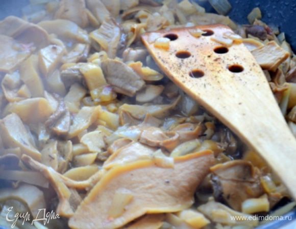 Бекон достать, выложить в это ароматное масло нарубленный лук, чеснок и размокшие грибы и жарим пока не уйдет вся вода.