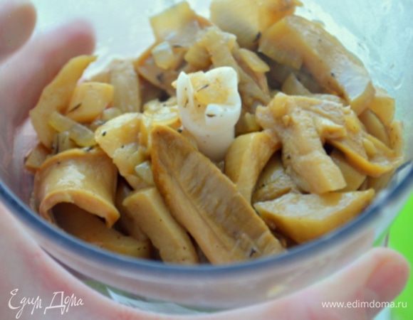 Обжаренные грибы пюрируем блендером.