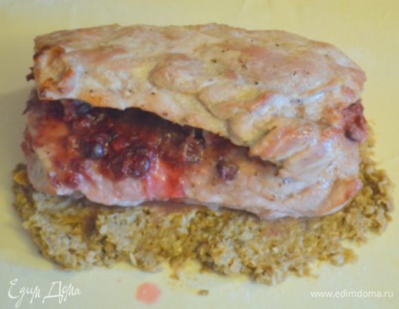 на грибы выкладываем кусок мясасверху обмазываем его второй частью грибов.