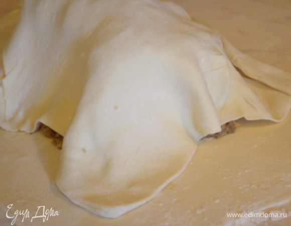 Накрыть вторым куском теста и слепить края. Отрезать лишнее тесто – оно пойдет на украшение и оформление.