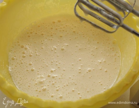 Взбить яйца с сахаром.