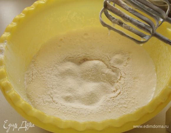 Просеять муку с разрыхлителем.