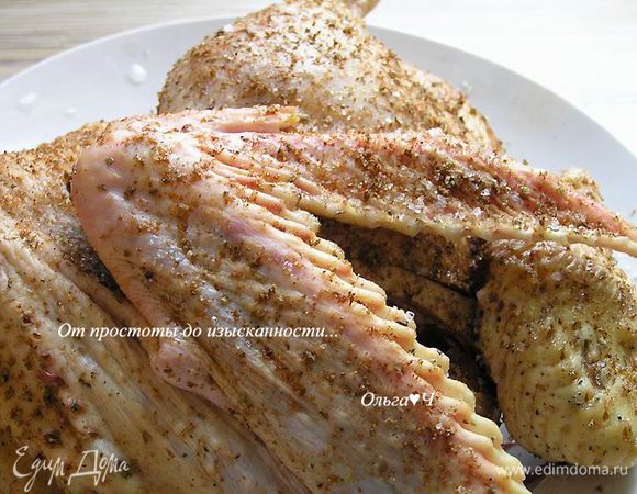 Индоутку разрезать на порционные куски, промыть, обсушить, натереть солью, смесью из перцев, паприки, лаврового листа и майорана. 