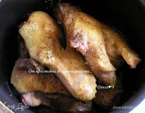 Обжарить на растительном масле с двух сторон до румяной корочки, выложить в чашу мультиварки. Залить водой и вином. Готовить в режиме" Тушение" 30 минут. 