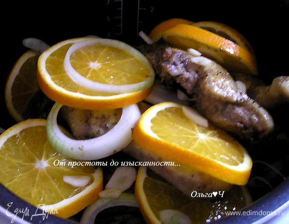 Затем добавить нарезанный кольцами лук, чеснок и кружочки апельсина. Готовить в режиме "Выпечка" 1 час. 