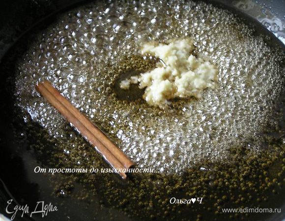 А пока приготовить чатни. Мандарины очистить от кожуры и пленок, нарезав дольками. Лук мелко нарезать. В кастрюльке/сковороде довести до кипения уксус смешанный с коричневым сахаром, выпарить до образования сиропа, затем добавить палочку корицы и тертый имбирь (можно добавить немного чили).