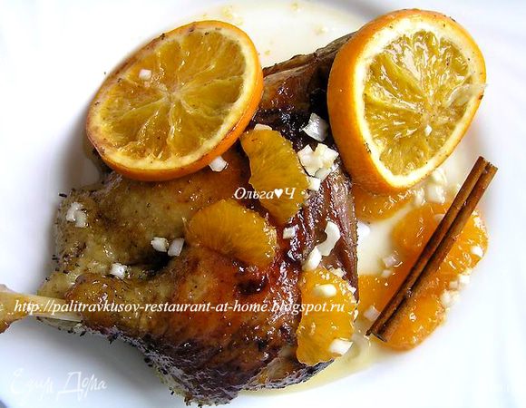 К назначенному часу (мультиварка, кстати, хорошо сохраняет тепло) сервируем тарелочки и подаем индоутку с запеченными апельсинами и мандариновым чатни. Приятного аппетита! :)