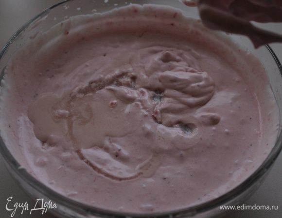 Ввести охлажденный желатин, взбить.