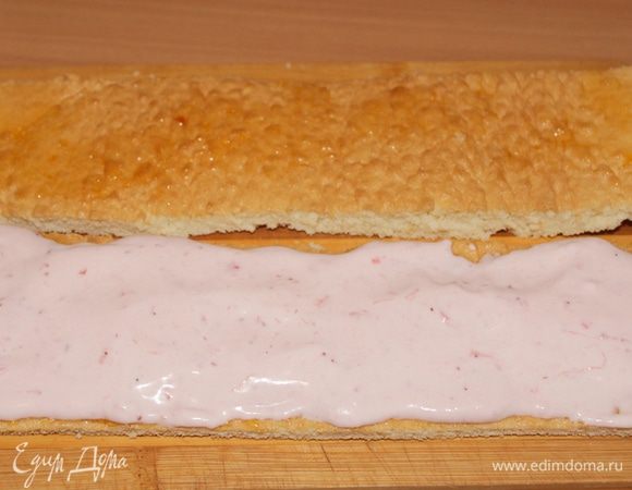 Полоски смазать любым джемом, нанести толстый слой суфле.