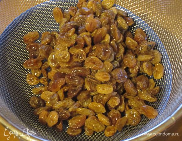 Изюм замочить в тёплой воде с ромoм на 2 часа, затем откинуть на дуршлаг.