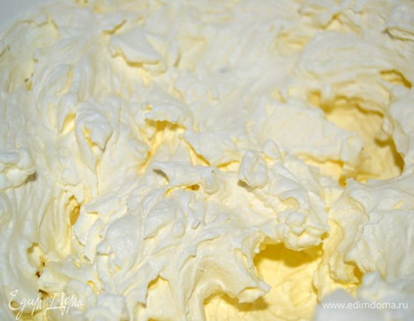 Сливки хорошенько взбить.