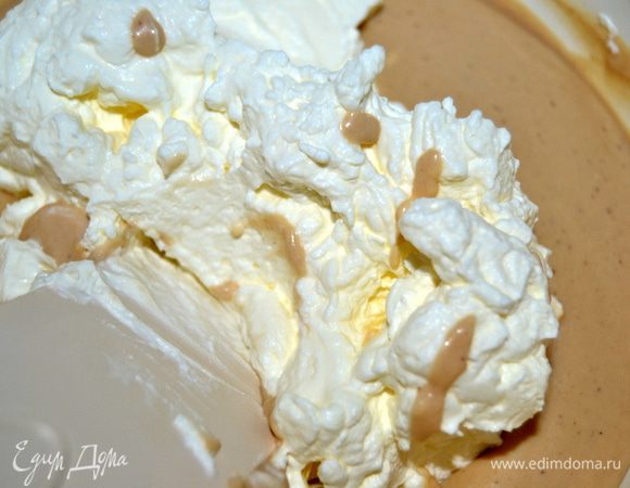 К кофейному крему добавляем взбитые сливки.Перемешать лопаткой до однородности.