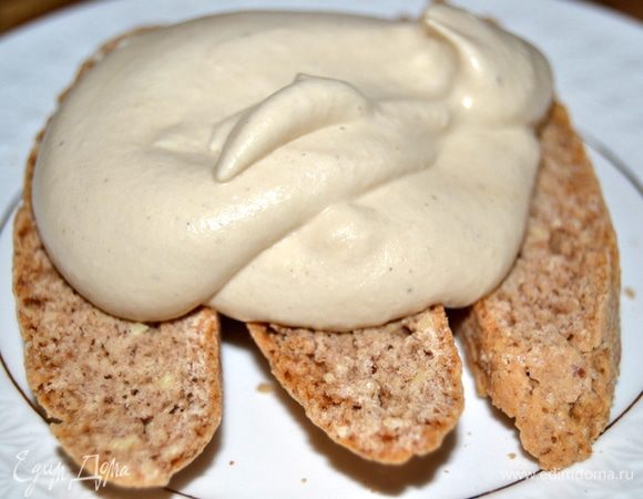 Раскладываем кантучини по десертным тарелочкам и заливаем их кремом.Даем постоять 30 минут.