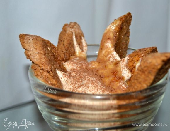 Можно уложить тирамису в креманки, припорошить порошком какао.