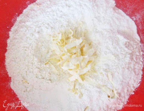 Молоко слегка нагреть, высыпать сахар, раскрошить дрожжи, добавить 1 чайную чашку просеянной муки, перемешать. Накрыть и поставить в теплое место  на пол часа
Муку просеять, сделать углубление, добавить соль, масло
