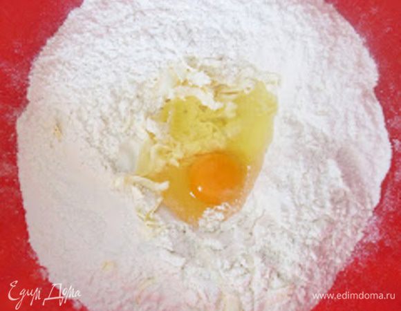 Разбить яйцо и добавить в муку.
