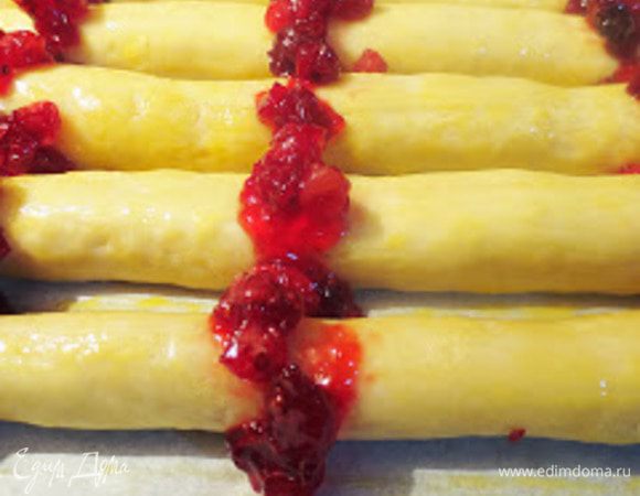 Аккуратно с помощью варенья выложить три поперечные дорожки (см. фото).