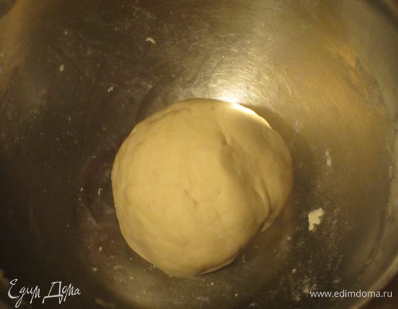 1-й этап. Требуемые ингредиенты:100 г муки, 10 г дрожжей, 1 ч.л. сахара, 60 мл молока. В тёплом молоке растворить дрожжи, сахар, добавить муку и замесить тесто до однородного состояния.