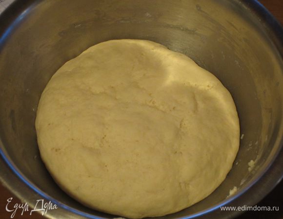 Тесто положить в миску, накрыть пищевой плёнкой и поставить в разогретую до 30 °С духовку на 1 час (тесто должно увеличиться в объёме вдвое).