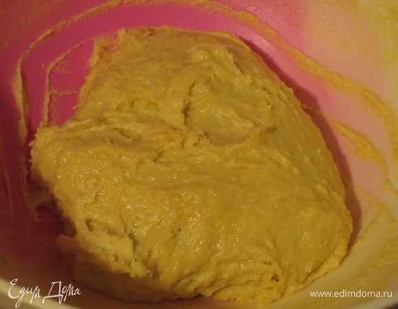 2-й этап. Требуемые ингредиенты: 180 г муки, 2 г дрожжей, 2 яйца, 60 г сливочного масла комнатной температуры, 60 г сахара. В тесто ввести яйца, раскрошенные дрожжи, муку и вымесить тесто.