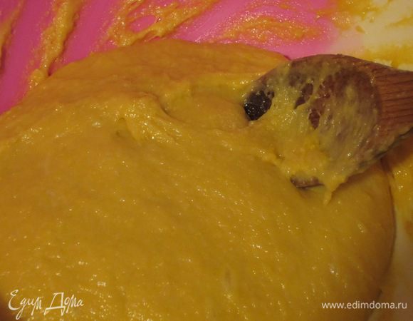 Добавить сахар, сливочное масло и замесить гладкое тесто (оно должно хорошо отходить от стенок миски), накрыть пищевой плёнкой и снова поставить в разогретую до 30 °С духовку на 2 часа (тесто должно увеличиться в объёме вдвое).