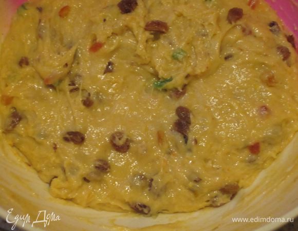 3-й этап. Требуемые ингредиенты: 220 г муки, 100 г сахара, 2 яйца, 3 желтка, соль, 100 г сливочного масла комнатной температуры, лимонная цедра, цукаты, изюм (хорошо отжатый), ванилин. В тесто ввести яйца, желтки, муку и хорошо вымесить (не менее 10 минут) до эластичного состояния. Добавить сахар, соль, ванилин, сливочное масло, цукаты, изюм, цедру и вымесить тесто до однородного состояния. Накрыть пищевой плёнкой и опять отправить в разогретую до 30 °С духовку на 2 часа (тесто должно увеличиться в объёме вдвое).