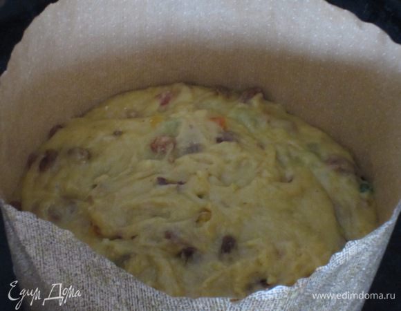 На рабочей поверхности, присыпанной мукой, хорошо вымесить тесто, сформовать шар и положить в форму (тесто должно заполнить форму на половину). Оставить тесто подходить, пока оно не поднимется до края формы. Сделать крестообразный надрез на поверхности панеттоне, в центр положить маленький кусочек сливочного масла. 