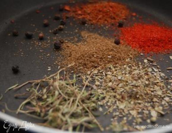 Поставить сковороду на средний огонь и прогреть сухие специи. Как только почувствуете насыщенный аромат – снимайте с огня.