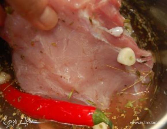 Налить в кастрюлю воду, нагреть её до температуры около 45-50 градусов, добавьте чили, нарезанный хлопьями чеснок и специи со сковороды.  Накройте кастрюлю крышкой и остудите до комнатной температуры. Опустите мясо и отправьте мариноваться на два дня в холодильник.  Мясо должно быть полностью покрыто водой.