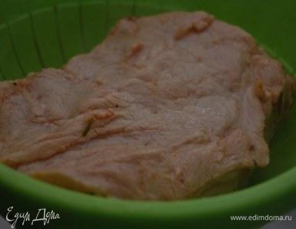 Через два дня извлеките мясо, положите его в дуршлаг и обдайте кипятком. Это запечатает поры мяса и после запекания оно будет   более сочным.