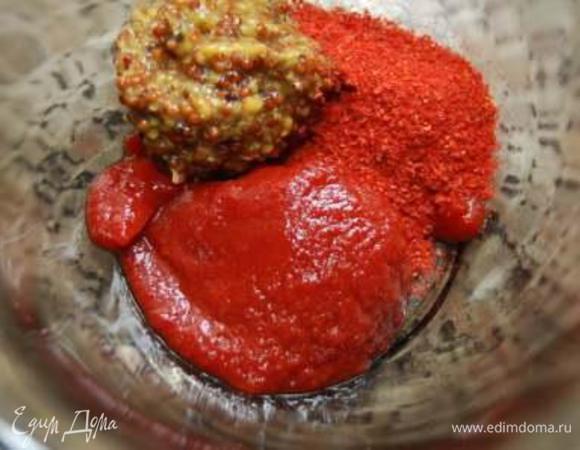 В отдельной пиале смешать горчицу, паприку, томатную пасту и оливковое масло. Перемешайте и смажьте этой смесью корейку со всех сторон.