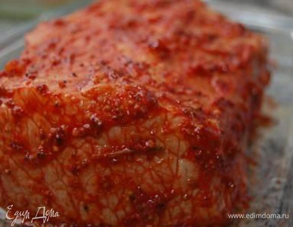 Положите мясо на противень, накройте фольгой и выпекайте при температуре 180 градусов. Время выпекания зависит от веса мяса. Я запекала 1час 10 минут.   