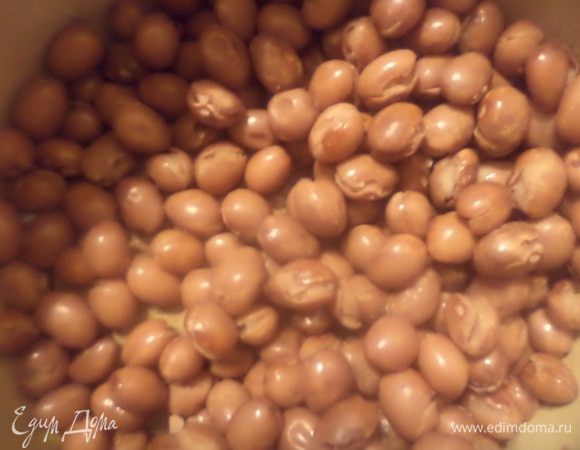 Фасоль промыть, затем замочить на ночь. Утром воду слить, залить фасоль чистой водой и отварить до мягкости.
Рис промыть, отварить в подсоленной воде.